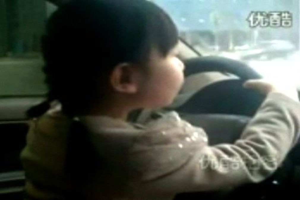 Four-year-old girl drives busy streets of Jinan, with parental approval ...